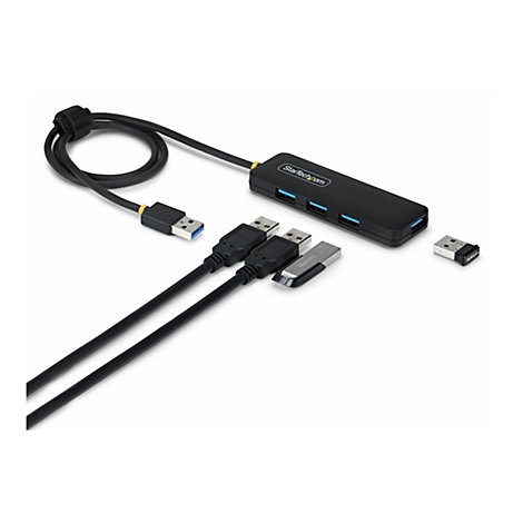 Schwarzer USB-Hub mit drei Anschlüssen, USB-Kabel und Zubehör. Aufschrift StarTech.com. Auf weißem Hintergrund.