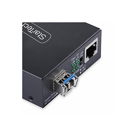 Ein schwarzer Netzwerk-Medienkonverter von StarTech mit Mini-GBIC-Anschluss, Netzwerkanschluss, LEDs und Schriftzügen wie „Gigabit Ethernet“.