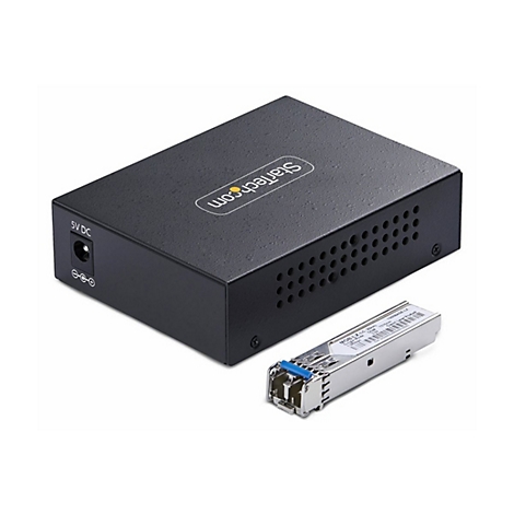 Schwarzer Netzwerk-Konverter mit offenem SFP-Modul. Aufschrift StarTech.com und 5V DC.