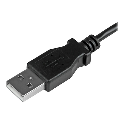 Nahaufnahme eines schwarzen USB-Kabels, das in einem Winkel auf weißem Hintergrund liegt.