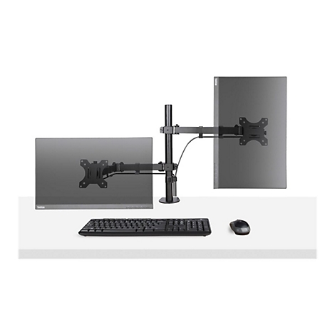 Zwei Monitore an einer Halterung, Tastatur und Maus auf weiÃŸem Tisch.