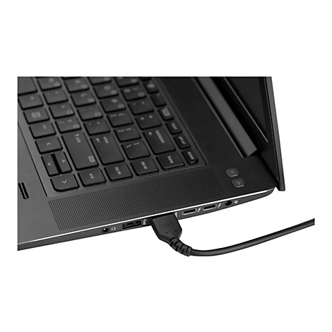 Schwarzer Laptop, Nahaufnahme von Tastatur und Anschlüssen. Ein USB-Kabel ist eingesteckt.