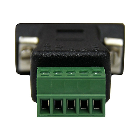 Nahaufnahme eines schwarzen D-Sub-Steckers mit grüner Klemmleiste. Auf dem Stecker sind weiße Buchstaben sichtbar.