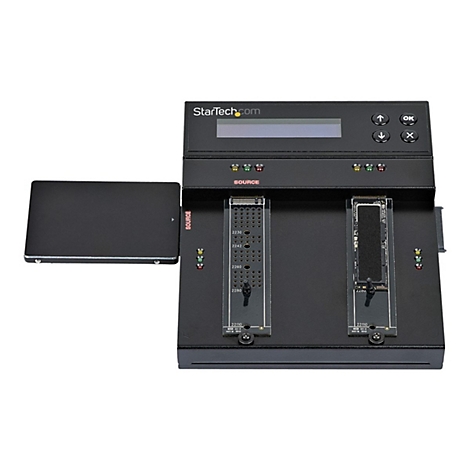 Schwarzes Festplattengehäuse mit SSD-Platte und M.2-Slot. Anzeige, Bedienelemente und Logo. Beschriftung SOURCE.