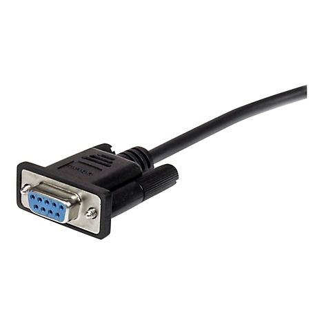 Nahaufnahme eines schwarzen seriellen Kabels mit 9-poligem D-Sub-Anschluss.