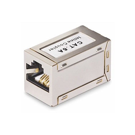 Ein silberfarbener CAT 6A Inline-Koppler. Auf einem weißen Aufkleber steht die Produktbezeichnung.