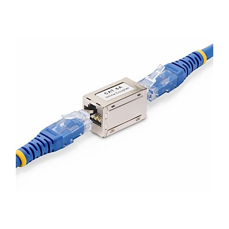 Inline-Koppler für Netzwerkkabel. Zwei blaue Kabel werden durch ein silbernes Gehäuse verbunden, das mit „CAT. 6A Inline Coupler“ beschriftet ist.