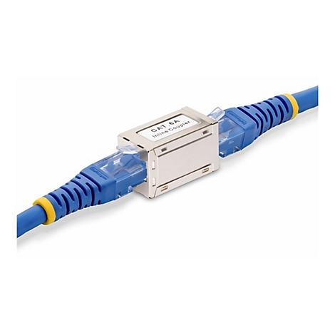 Ein blauer Ethernet-Kabelverbinder mit eingesteckten Kabeln. Auf dem Metallgehäuse steht „CAT 6A Inline Coupler“.