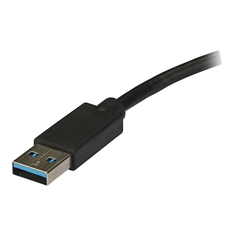 Nahaufnahme eines schwarzen USB-A Steckers an einem Kabel vor weißem Hintergrund.