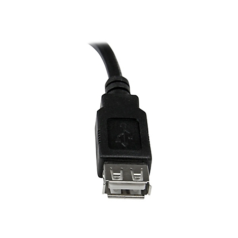 Nahaufnahme eines schwarzen USB-Kabels, Stecker mit USB-Symbol; weißer Hintergrund.