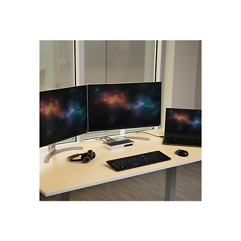 Arbeitsplatz mit zwei Monitoren, Laptop, KopfhÃ¶rer, Tastatur und Maus. Die Bildschirme zeigen farbenfrohe Weltraum-HintergrÃ¼nde.
