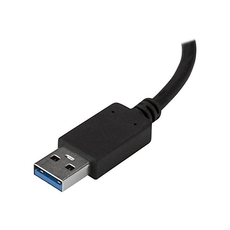 Nahaufnahme eines schwarzen USB-Kabels, das in Richtung einer Kamera abgewinkelt ist, mit einem blauen Anschluss.