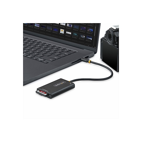 Ein schwarzer Kartenleser mit einer SD-Karte ist über ein Kabel mit einem Laptop verbunden. Daneben ist eine schwarze Kamera.