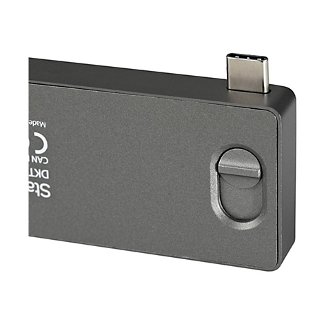 Ein grauer USB-C-Adapter mit einem Druckknopf und SchriftzÃ¼gen. Der USB-C-Stecker ist sichtbar.