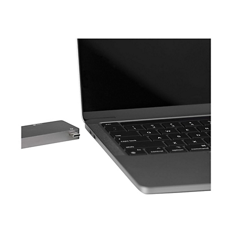 Ein graues Laptop und ein grauer Adapter, die durch ein USB-C Kabel verbunden sind.