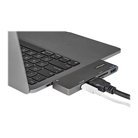 Grauer Laptop mit angeschlossenen Kabeln und USB-Hub. Schwarze Tastatur, HDMI, USB-C-Kabel.