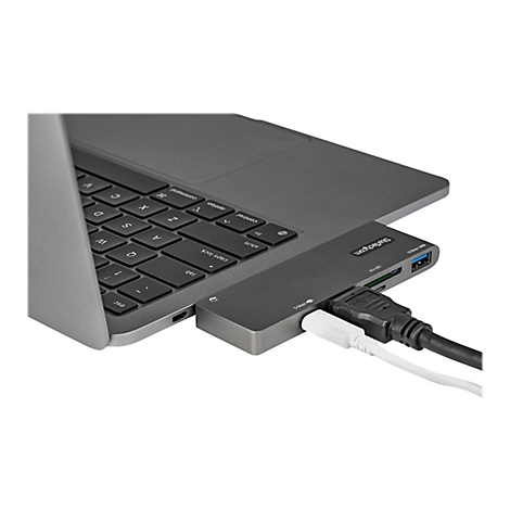 Graues Notebook mit einem USB-C-Hub, an dem Kabel angeschlossen sind.