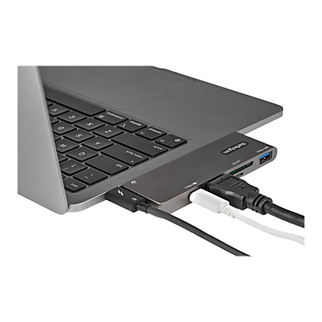 Grauer Laptop mit angeschlossenen Kabeln und einem Hub, auf dem 'StarTech' steht.
