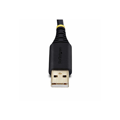 Gros plan sur un câble USB. Câble noir avec un accent jaune, connecteur USB-A doré.