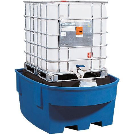 Un conteneur IBC blanc avec un cadre métallique est posé sur un bac de récupération bleu. Des vannes et des panneaux d'avertissement sont fixés au conteneur.