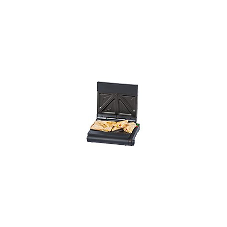 Schwarzer Sandwichmaker mit offenem Deckel und goldbraun getoasteten Sandwiches auf der Grillfläche.