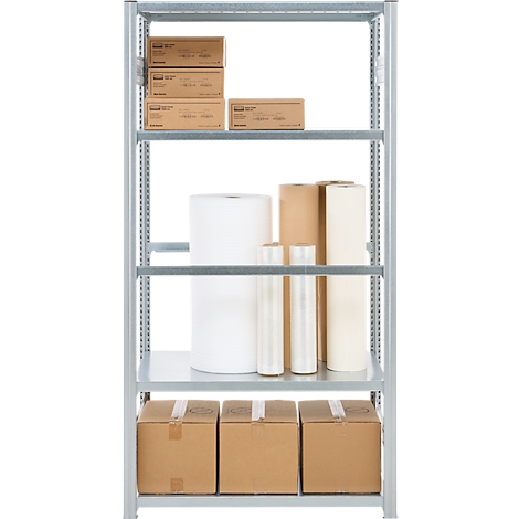 Ein Lagerregal, gefüllt mit Kartons, Verpackungsrollen und Folien. Der Hintergrund ist weiß.