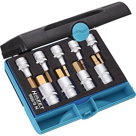 Ein Set Steckschlüssel in einer blauen Box, offen. Der Deckel ist schwarz, mit blauem Knopf. Die Schlüssel sind silber und golden.