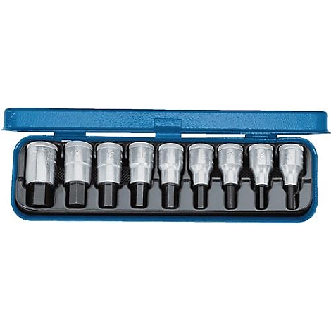 Ein offener blauer Werkzeugkasten mit einer Reihe von Metall-Steckschlüsseln.