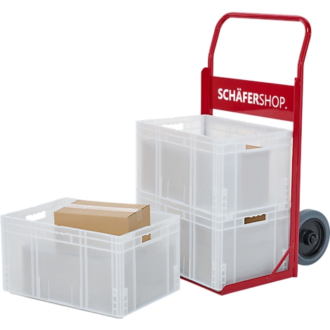 Een rode steekwagen met twee transparante plastic boxen. Op een doos ligt een bruine kartonnen doos. De tekst "SCHÄFERSHOP" is te zien.