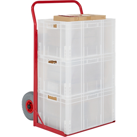 Rode steekwagen met plastic dozen en een bruine doos erop.