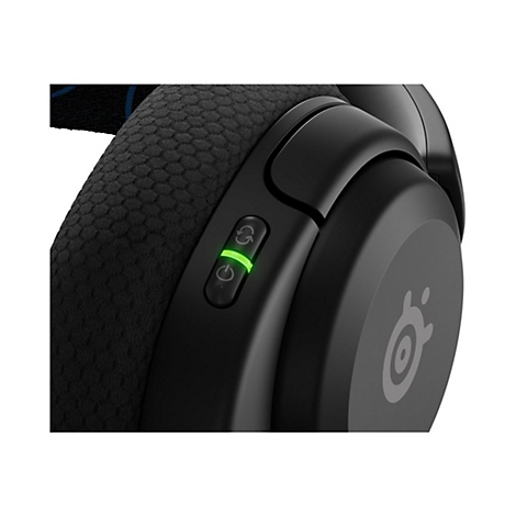 Detailaufnahme eines schwarzen Gaming-Headsets mit einem beleuchteten Power-Knopf. Das SteelSeries Logo ist ebenfalls zu sehen.