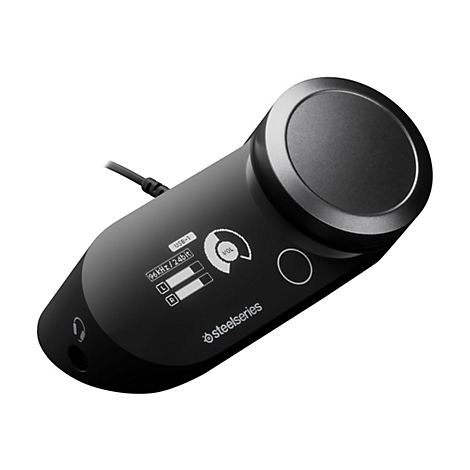 Schwarze Audio-Soundkarte mit rundem Drehregler, kleinen Anzeigen und Kabelanschluss. Der Schriftzug Steelseries ist zu sehen.