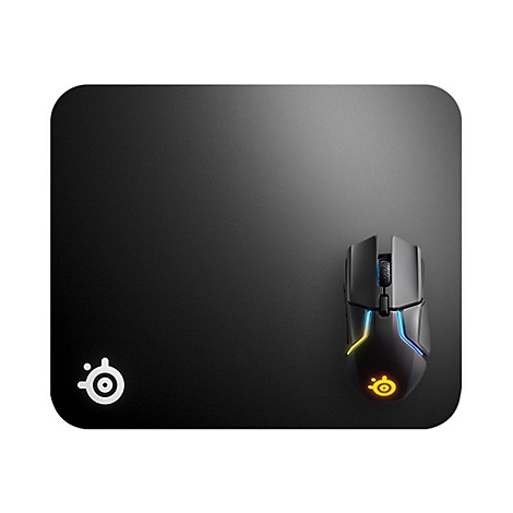 Schwarzes Mauspad mit abgerundeten Ecken und SteelSeries Logo. Darauf eine schwarze Gaming-Maus mit RGB-Beleuchtung.