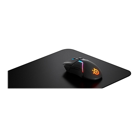 Schwarze Gaming-Maus auf einem schwarzen Mauspad. Maus mit farbiger Beleuchtung und Markenlogo.