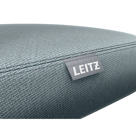 Nahaufnahme des Leitz-Logos auf grauem Stoff. Der Stoff hat eine feine Struktur und ist mit einer Naht versehen.
