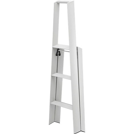 Eine weisse Trittleiter mit drei Stufen. Die Leiter ist aus Metall gefertigt.