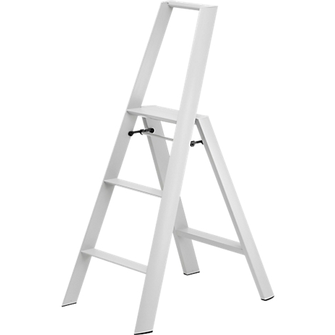 Eine weisse Trittleiter mit drei Stufen und einem Handgriff, vor weissem Hintergrund. Schwarze Scharniere.