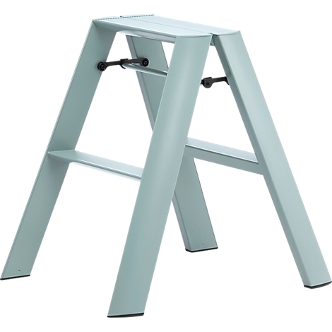 Hellblaue Trittleiter aus Metall, geöffnet. Schwarze Verbindungselemente an den Seiten, schwarze Gummifüsse.