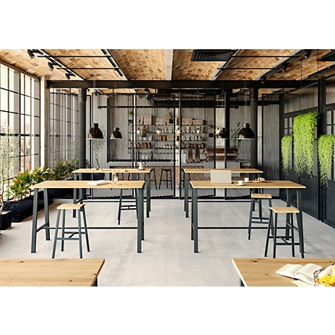 Moderne Büro- oder Cafélandschaft mit hohen Holztischen und Barhockern in einem industriellen Loft-Ambiente.