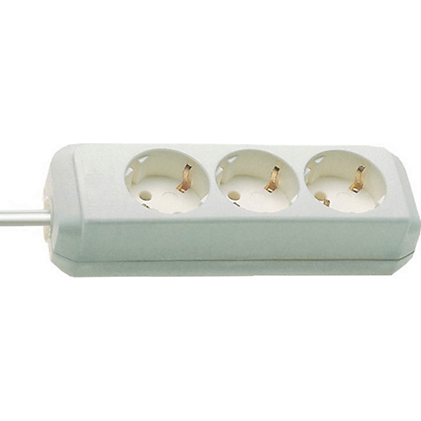 Drievoudig stopcontact in lichtgrijs met drie stopcontactopeningen en een kabel.