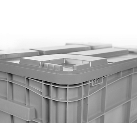 Grijze plastic box, detailweergave van deksel en randen. Het deksel heeft uitsparingen en overlapt licht.