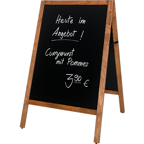Zwart bord met "Vandaag in de aanbieding!" en "Currywurst met friet €3,90" in witte letters. Houten frame.