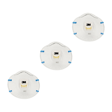 Man met een 3M-ademhalingsmasker in profiel. Het masker is wit met blauwe bandjes.