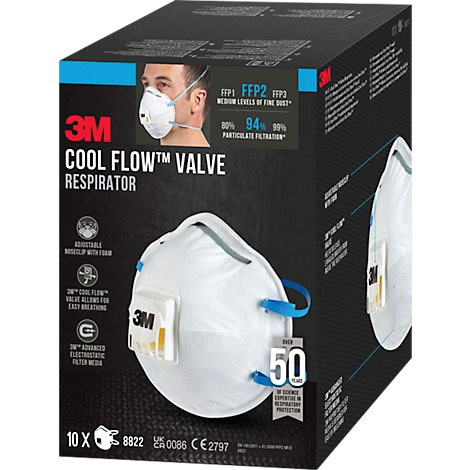 Doos met 3M Cool Flow-ademhalingsmaskers. Een masker is afgebeeld tegen een zwarte achtergrond. Logo's, maskernamen en filterrendementen staan erop.