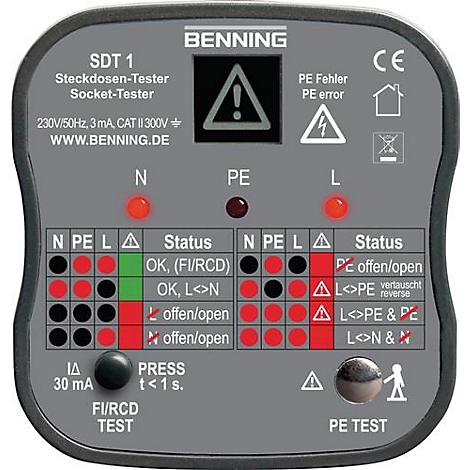 Grijze stopcontacttester van Benning met rode en groene lampjes en een zwarte knop.