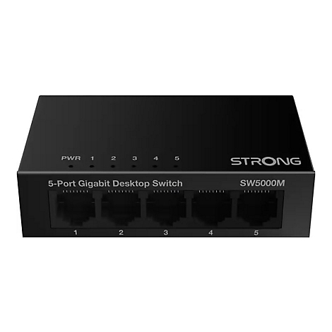 Schwarzer Netzwerkswitch, 5-Port Gigabit Desktop Switch. Aufschrift: STRONG SW5000M, PWR, 1, 2, 3, 4, 5.