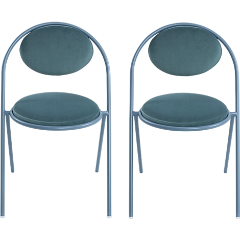 Zwei blaue Stühle mit ovalen Rückenlehnen und Sitzflächen auf weißem Hintergrund.