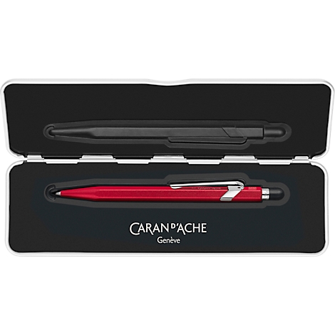 Coffret à stylos ouvert avec deux stylos à bille. Un stylo noir en haut, un stylo rouge en bas. Inscription : Caran d'Ache Genève.