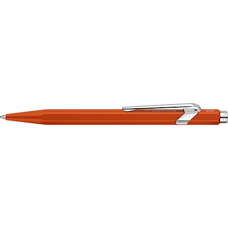 Un stylo à bille orange avec des détails argentés, sur fond blanc.