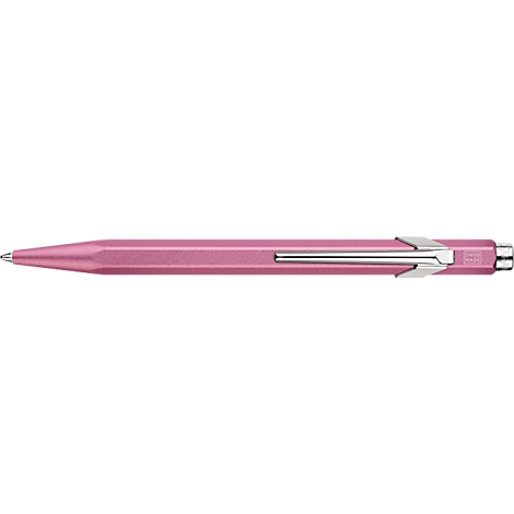 Un stylo rose, avec un clip argenté, sur fond blanc.